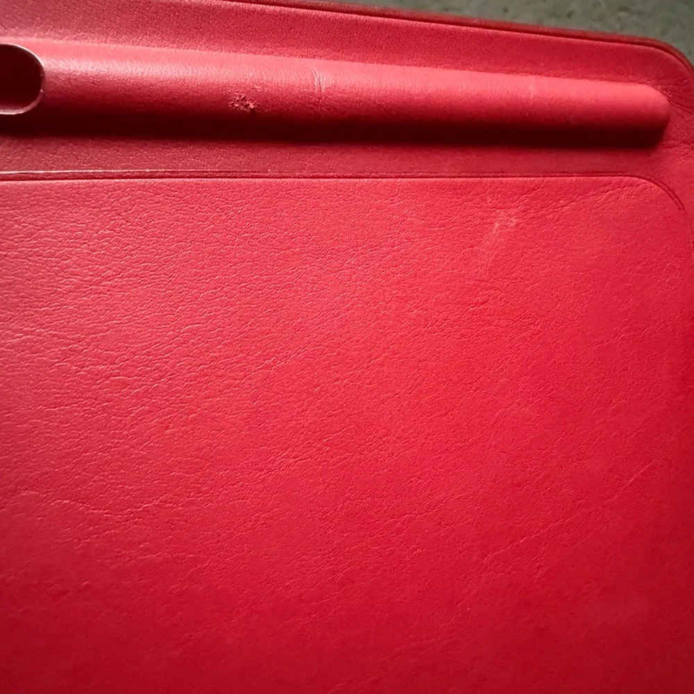 Genuine Apple iPad Pro 10.5”Res Learher Rare🦄🦄🦄🦄